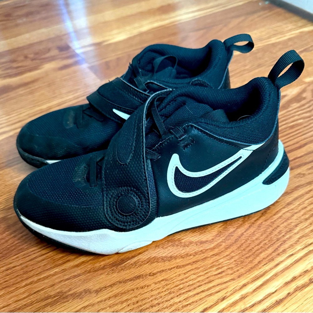 Nike Boys Team Hustle D11 Sneakers